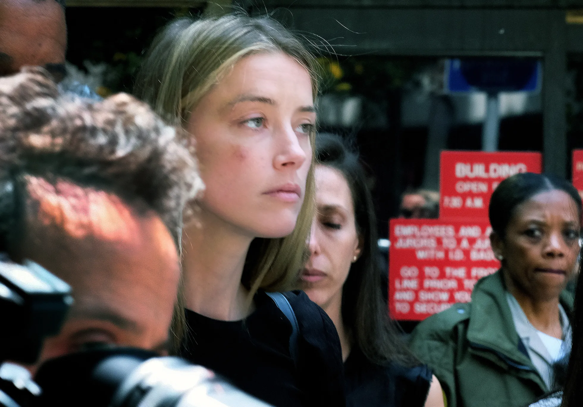 Näitleja Amber Heard 27. mail 2016, mõni päev pärast seda, kui naine lasi tema ning Johnny Deppi ühisel sõbral hädaabinumbrile helistada. Samal päeval keelab kohtunik Deppil Heardiga kohtuda ning ühendust võtta.