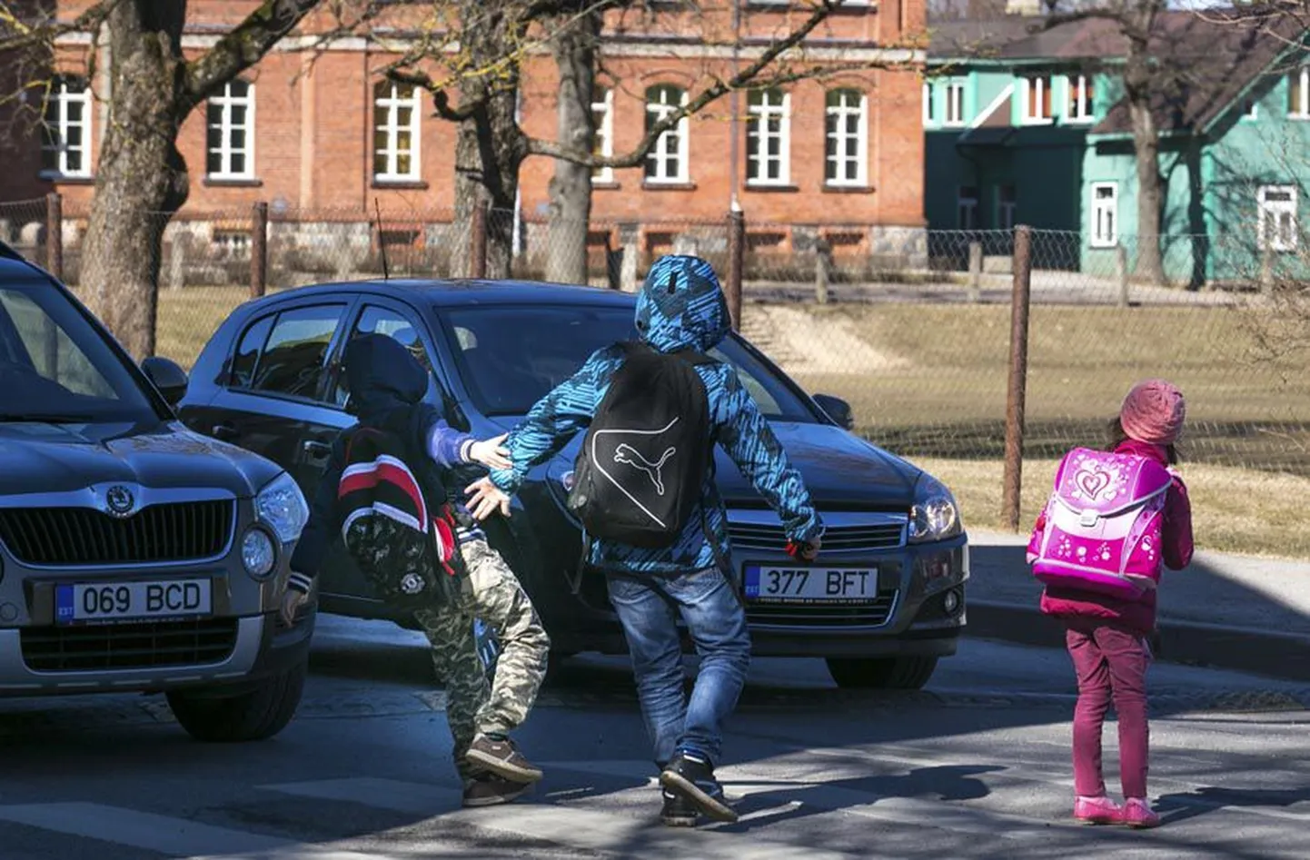 Sakala lavastas Kesklinna kooli õpilaste ja toimetuse autode abil kolmapäevase ohtliku vahejuhtumiga sarnaneva olukorra. Et Jakobsoni tänav on Viljandi üks liiklustihedamaid ning seal silkab kümneid lapsi, võib oletada, et samalaadseid olukordi tuleb seal ette kahetsusväärselt tihti.