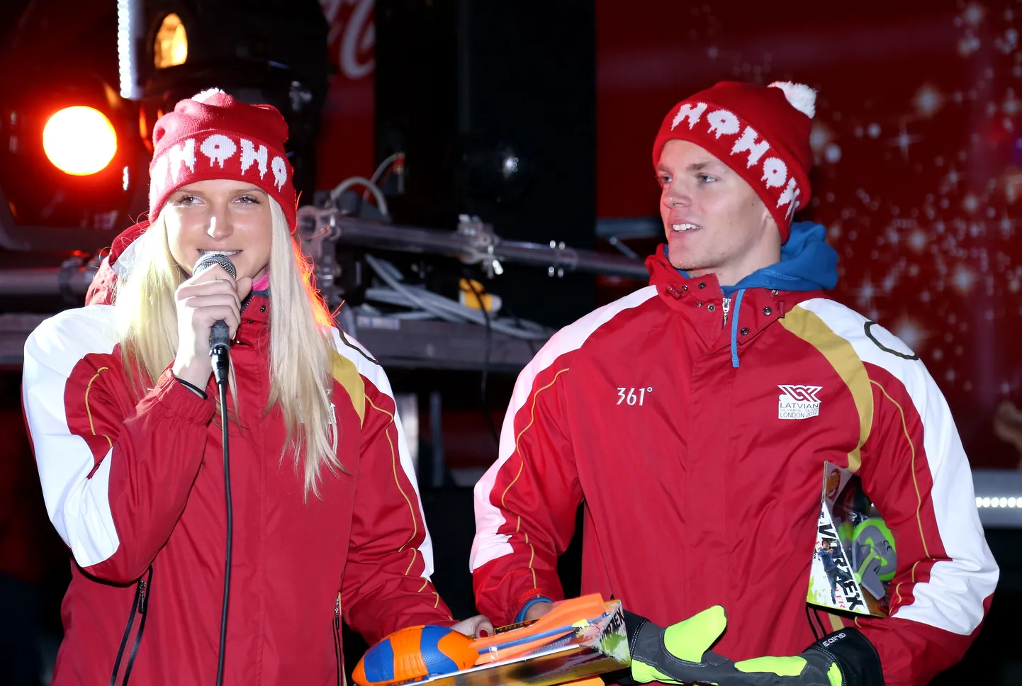 Latvijas Olimpiskās komandas pārstāvji, šķepmetēji Līna Mūze un Zigismunds Sirmais piedalās labdarības projekta "Ziemassvētku karavānas" atklāšanas pasākumā pie Brīvības pieminekļa.