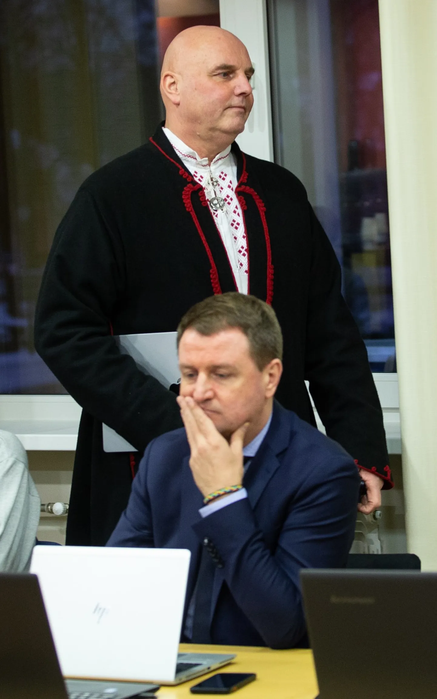 Эдуард Одинец находит, что председатель горсобрания Хендрик Агур сознательно нарушил городское основное положение. Агур этого не признает, однако впредь обещает все же соблюдать основное положение.