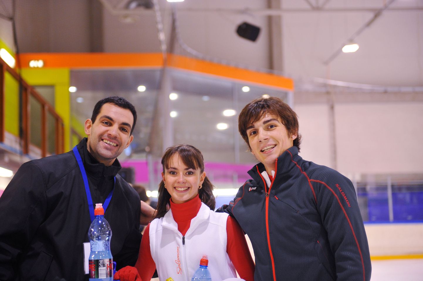 Eesti paarissõitjad Natalja Zabijako ja Sergei Kulbatš koos treeneri Stanimir Todoroviga (vasakul).