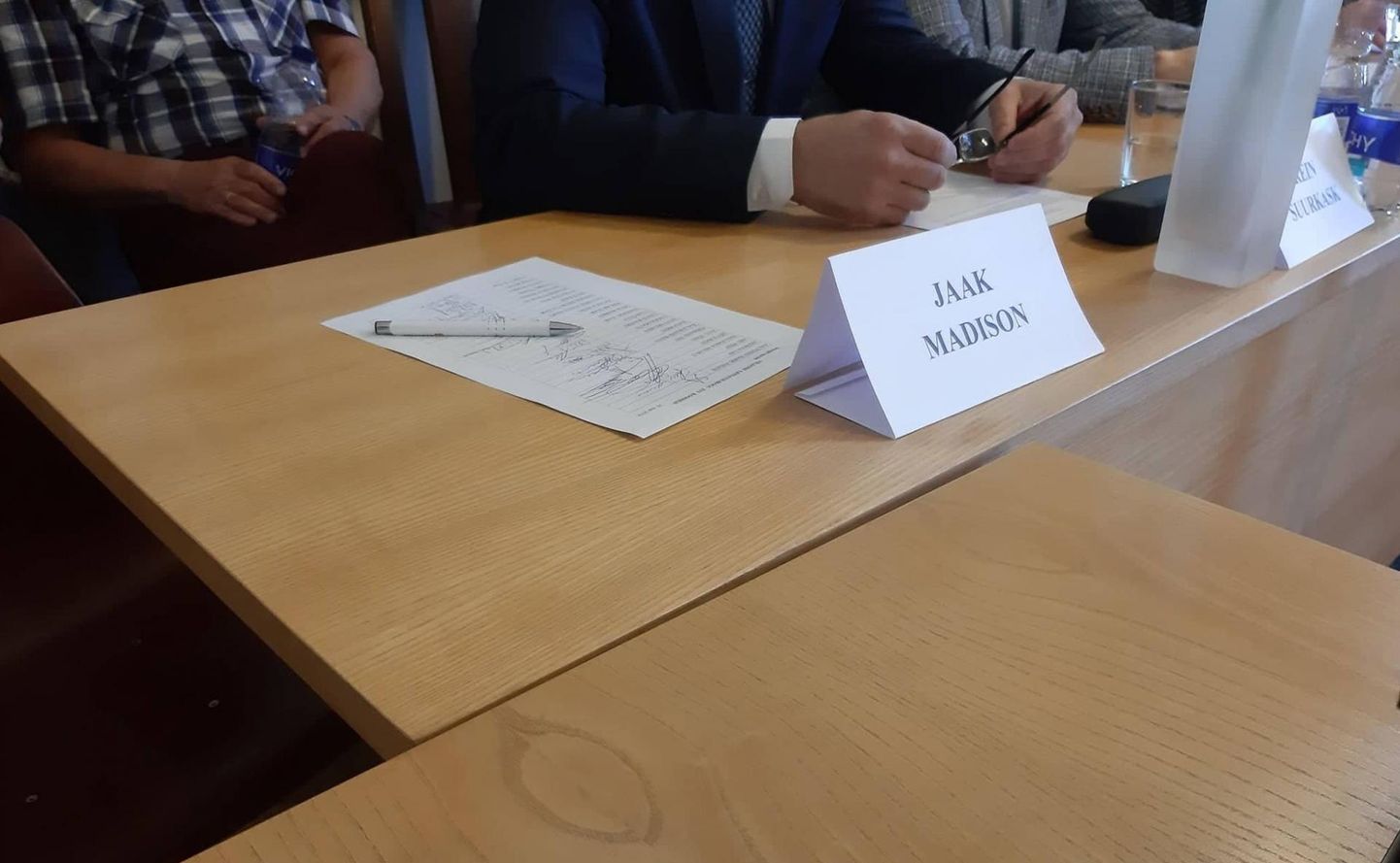 Eesti Konservatiivse Rahvaerakonna esindaja Jaak Madison mai istungile ei jõudnud ning tema saldoks jäi Viljandi volikogus osalemine kaheksal istungil 20 võimalikust.