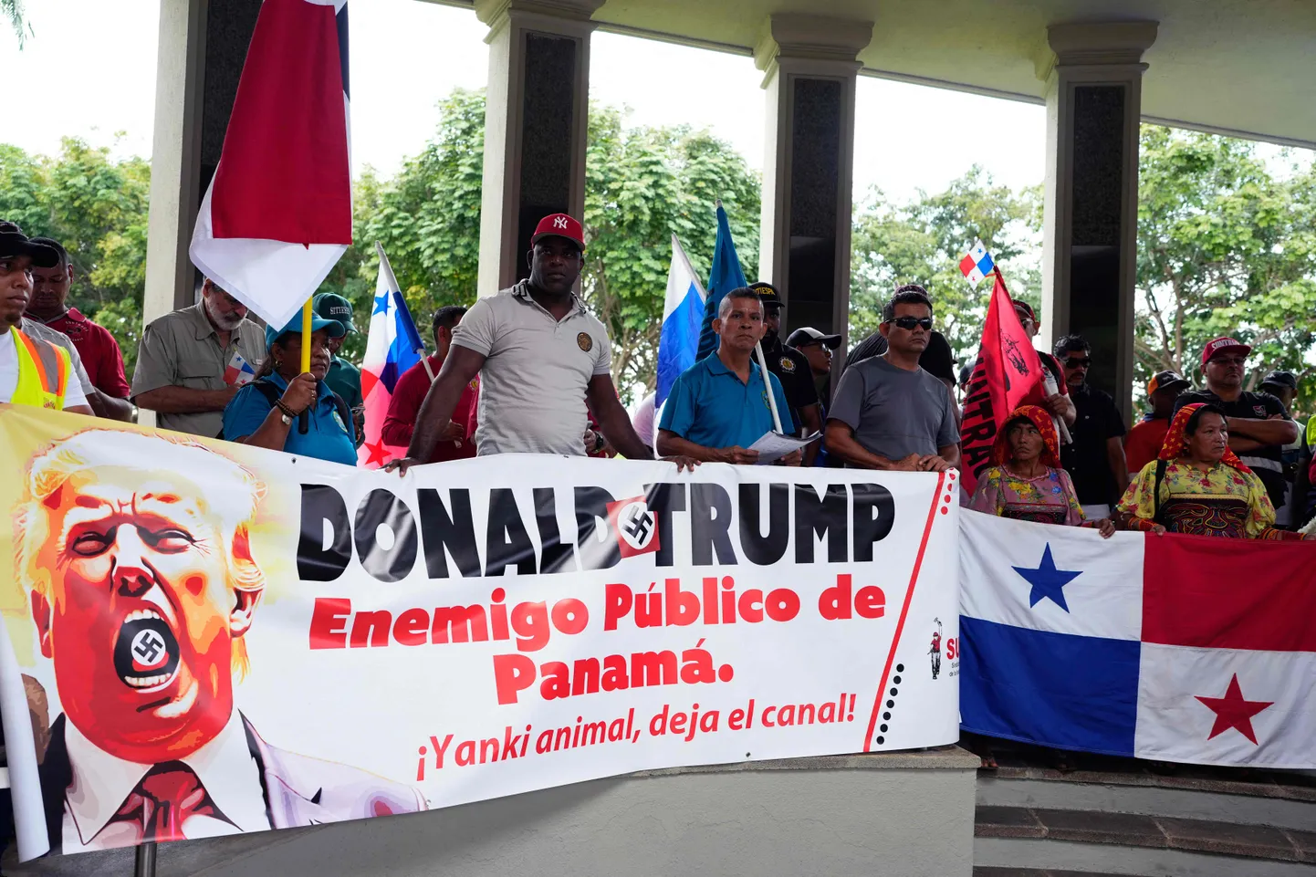 Meeleavaldajad plakatitega Panamá linnas 31. detsembril 2024. aastal Panama kanali üleandmise 25. aastapäeval.