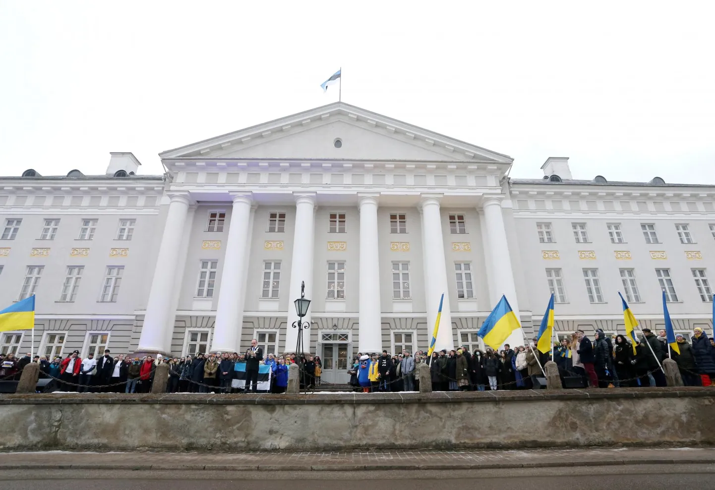 Tartu ülikooli senati pöördumise Ukraina rahva poole kandis ette rektor Toomas Asser. Tehtud video saadetakse Ukraina õppeasutustele, et näidata üles eestlaste toetust sõjaolukorras.