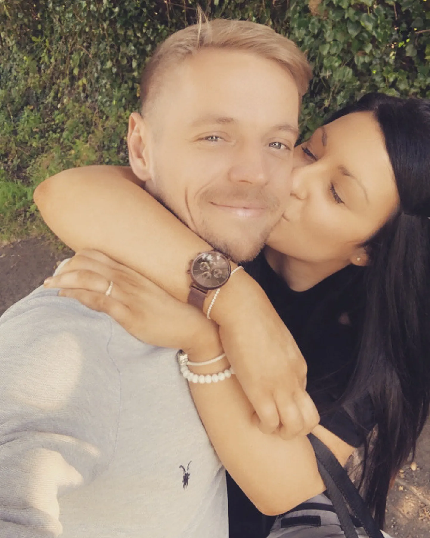 Emily Morgan ja Jamie Mullineux kohtusid pandeemia ajal Tinderis, kihlusid esimesel kohtumisel juulis 2020 ja ostsid kaheksa nädalat pärast kohtumist koos maja. Emily kinnitab, et tegu oli armastusega esimesest silmapilgust. Nemad on vaid üks näide paljudest paaridest, kelle jaoks pandeemia suhetes õnne tõi.