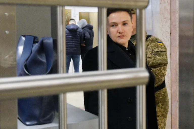 Endine piloot Nadia Savtšenko saabub neljapäeval küsitlemisele Ukraina julgeolekuametisse.