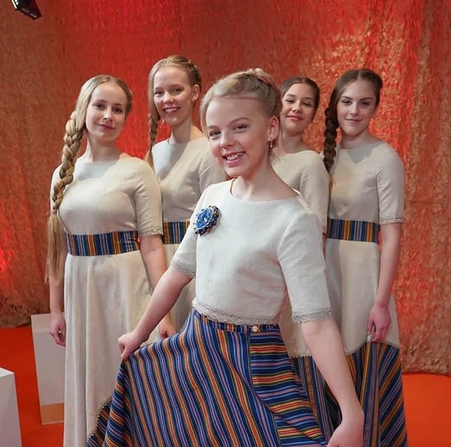 Pärnumaa tublid noored lauljad Jete-Pauline Ollep ja vokaalansambel Tähtihellad, tabatuna laulusaate “Tähtede lava” eesriide tagant. Vasakul Elise Pani ja Wanda-Helene Ollep, paremal Keitlin Kütt ja Riin Annusvere.