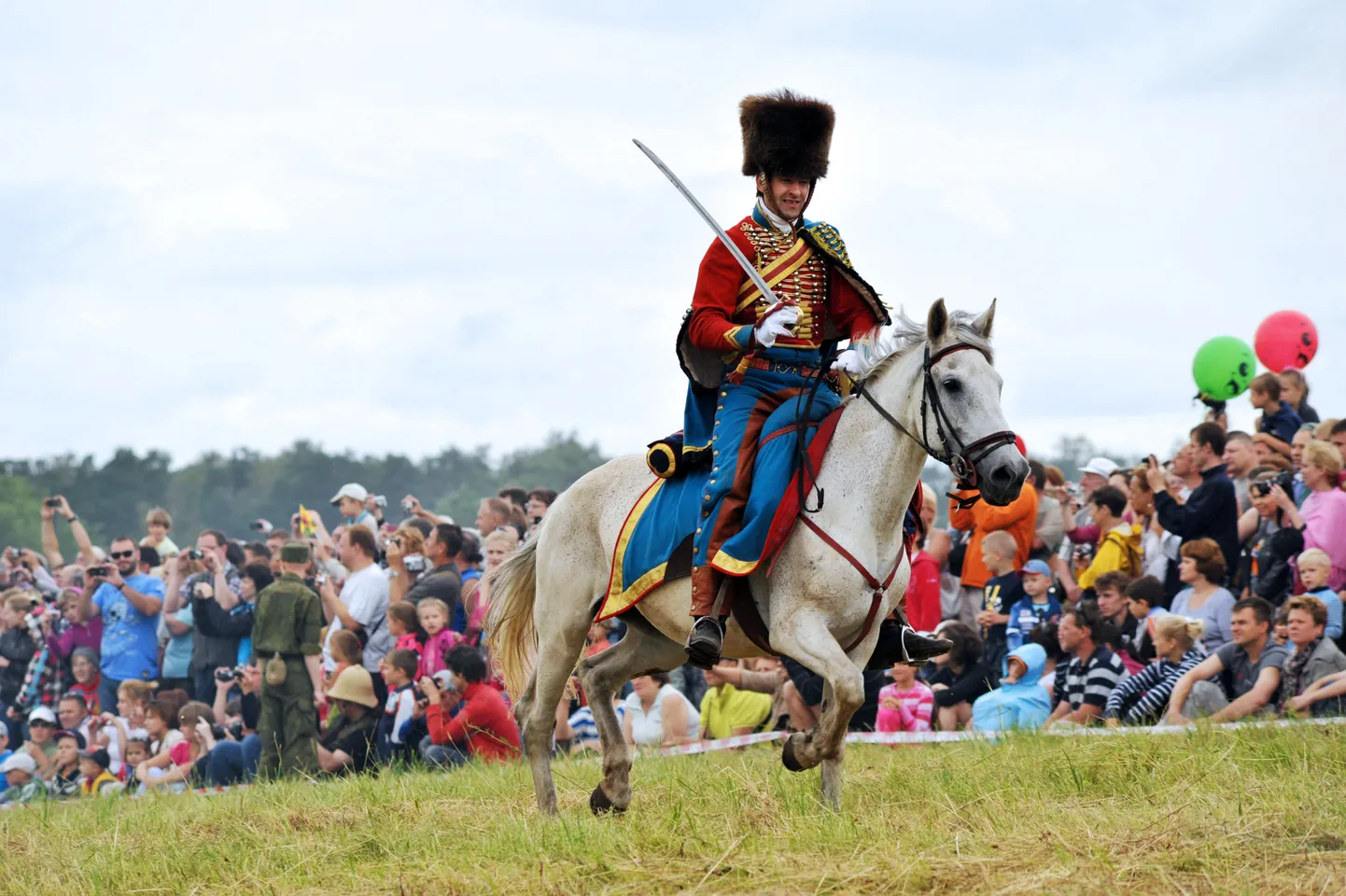 Реконструктор в форме воина русской армии образца 1812 года. Иллюстративное фото