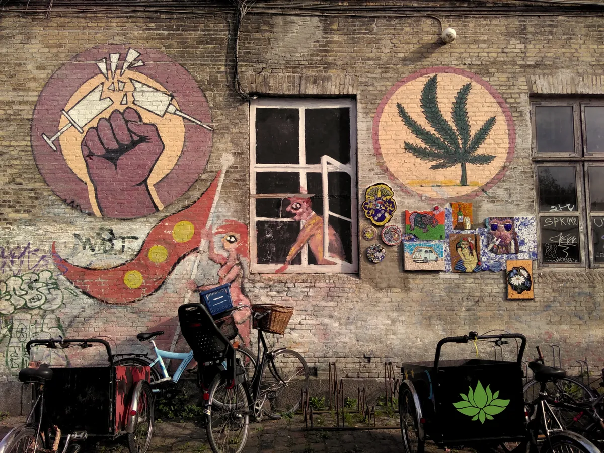 Seinakunst Christiania vabalinnas – kohalike hipide ja anarhistide 1971. aastal Kopenhaagenisse rajatud kommuunis.