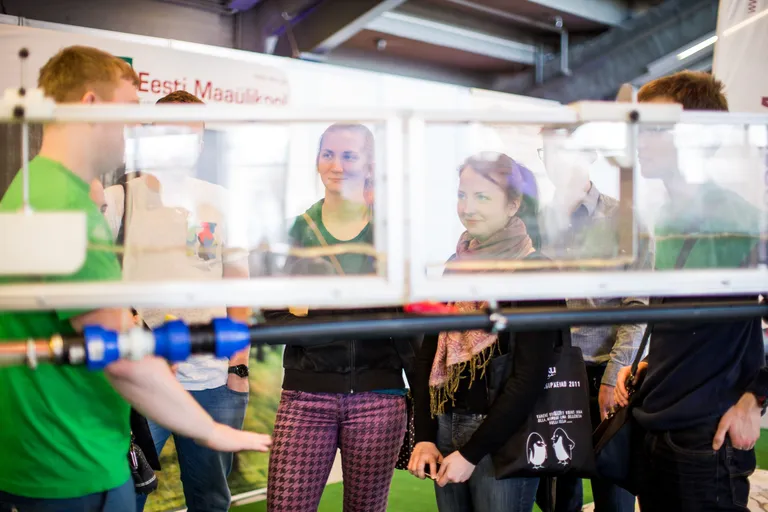 EMÜ doktorant Ottar huvilistele ülikoolist rääkimas. Foto: Eero Vabamägi.