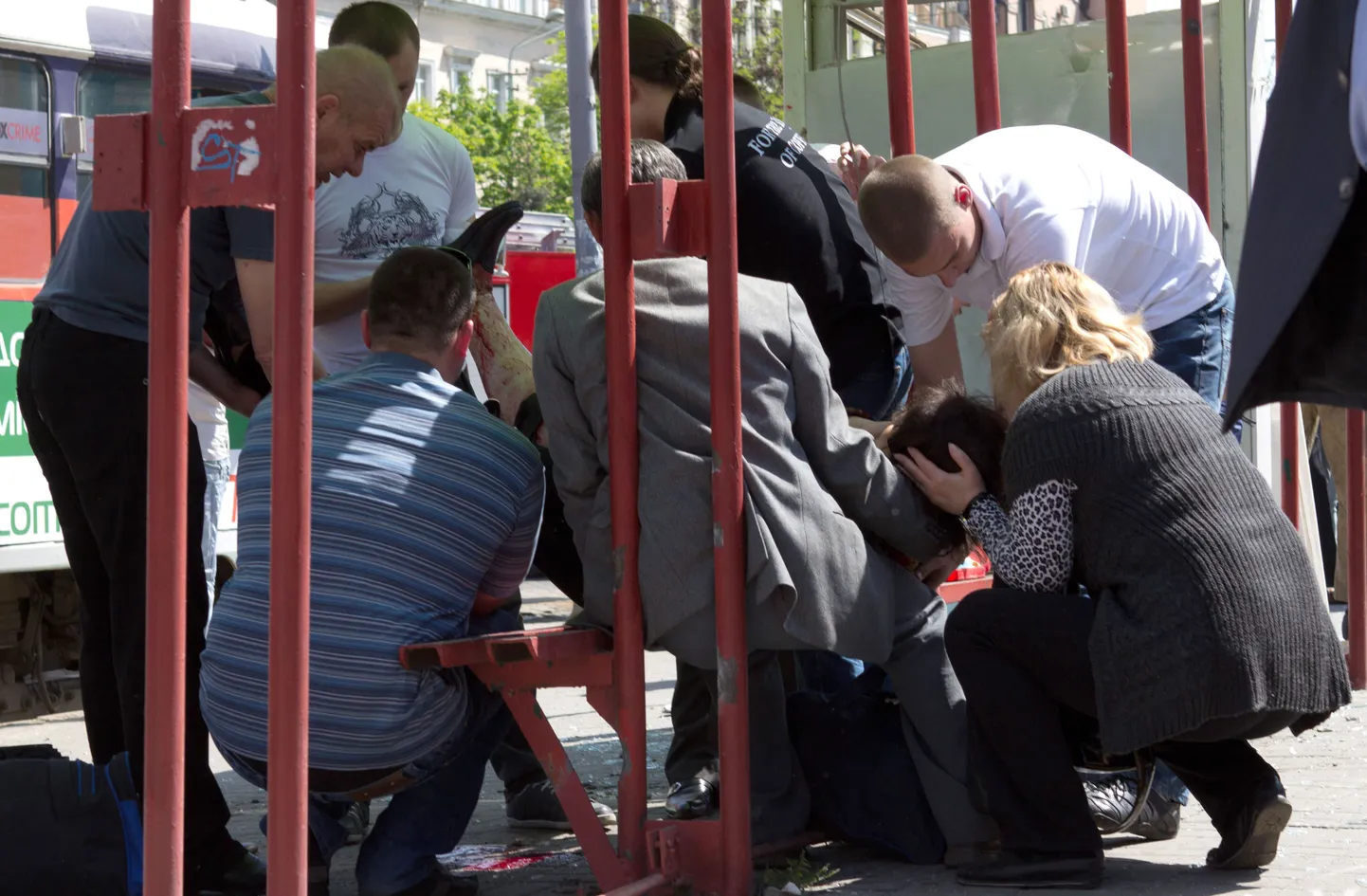 Inimesed püüavad aidata plahvatuses viga saanud naist Dnipropetrovskis.