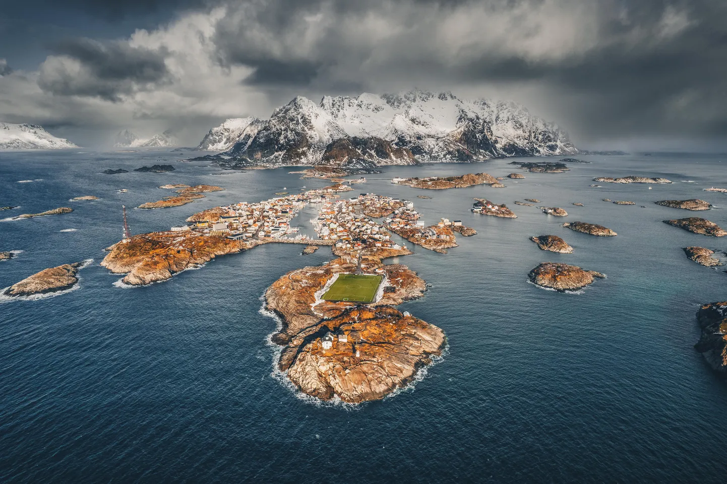 Henningsværi jalgpalliväljak.