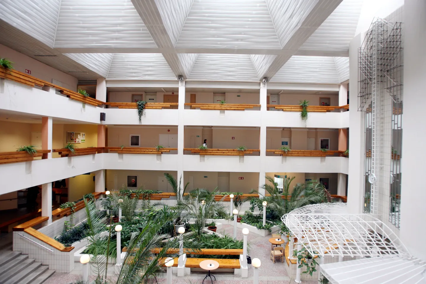 Pildil Raja tänava kliinikuhoone aatrium.