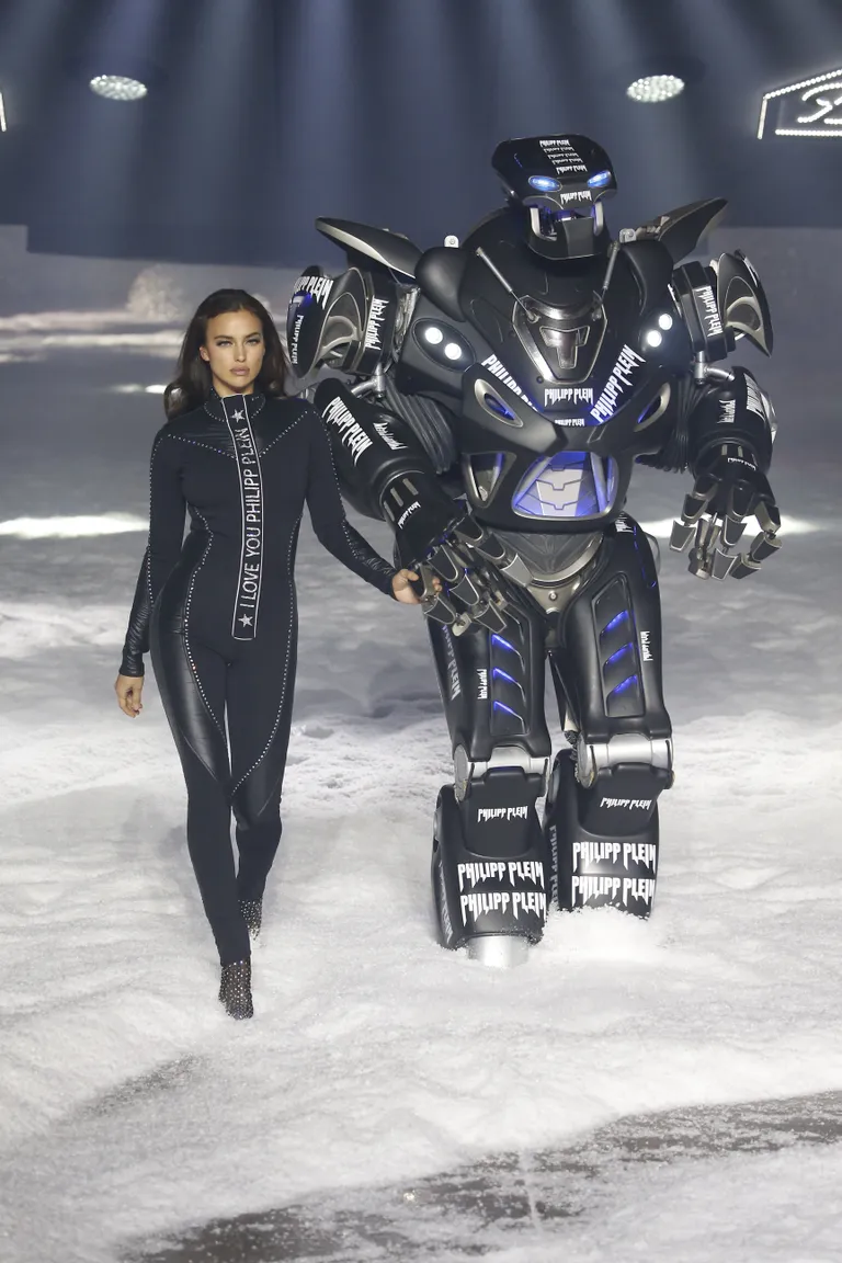 Ирина Шейк под руку с роботом на шоу Philipp Plein в Нью-Йорке