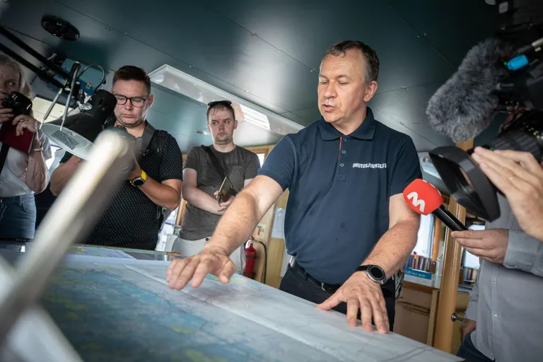 Estonia vraki uurimislaeva Eva 316 tutvustav pressiüritus koos merepäästeõppusega. Pildil Ohutusjuurdluse Keskuse juht Rene Arikas.