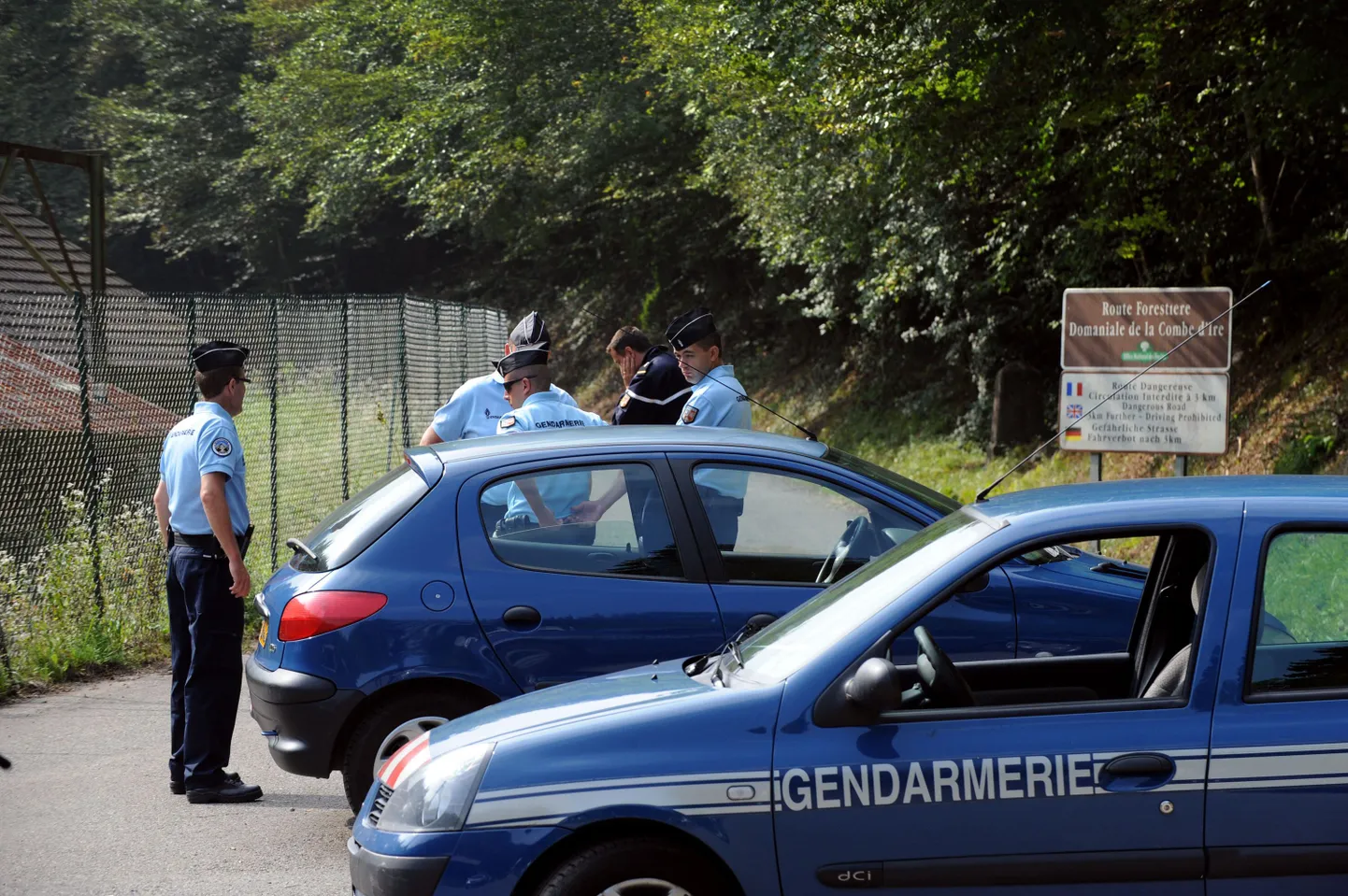 Prantsuse sandarmid täna Chevaline'i külas, kus neli inimest eile maha lasti.