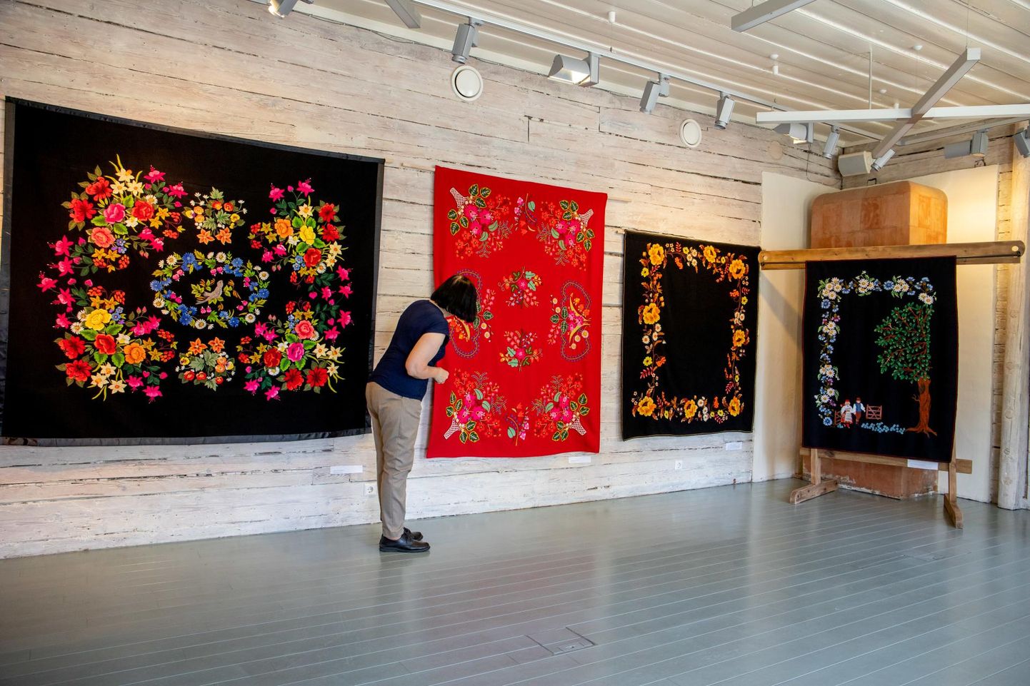 Näitus “Tekiklubi kevad” annab Kihnu muuseumis ülevaate meie traditsioonilise lilltikandi meistrite loomingust.