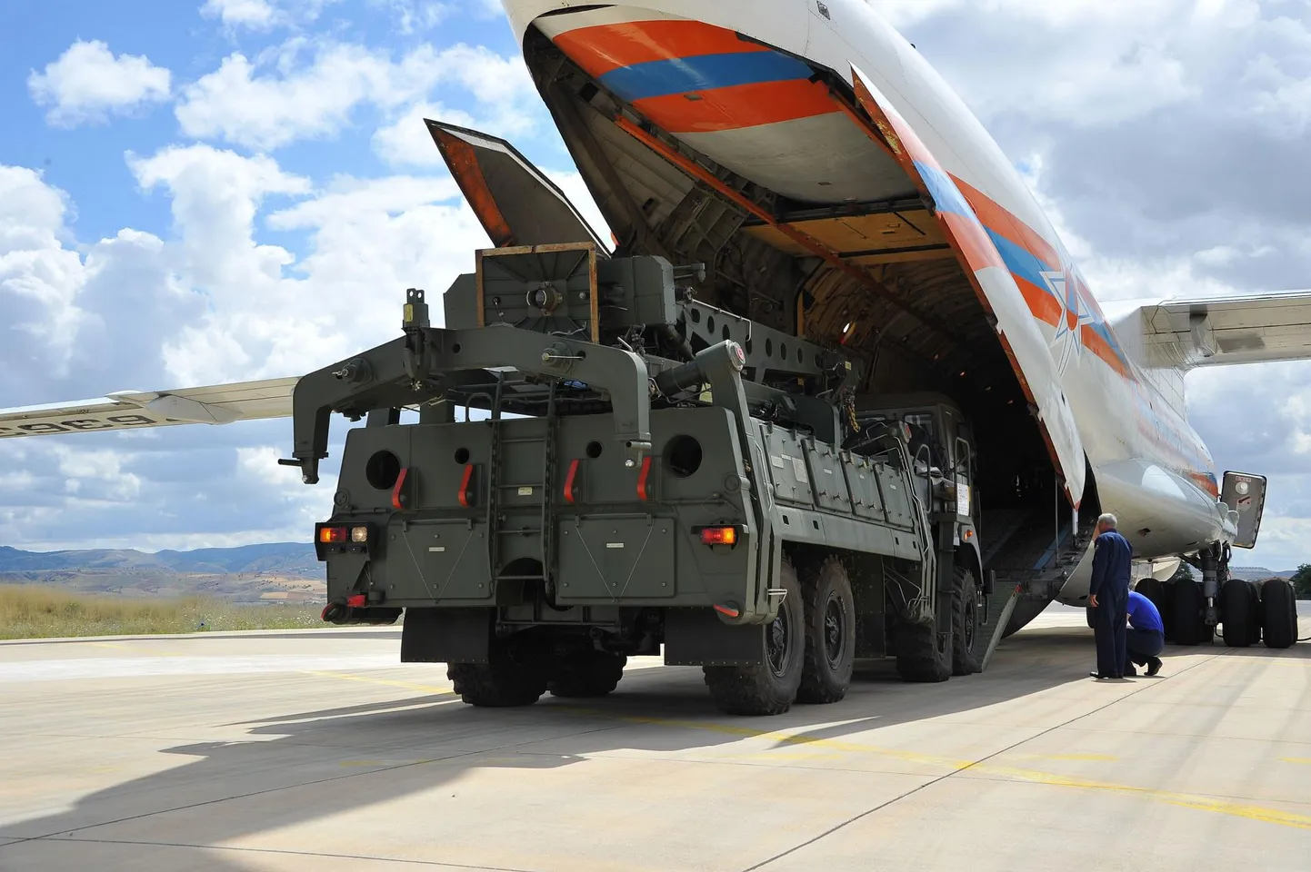 S-400 õhutõrjesüsteemide toimetamine Türgi pealinna lähedal asuvasse Mürtedi õhuväebaasi.