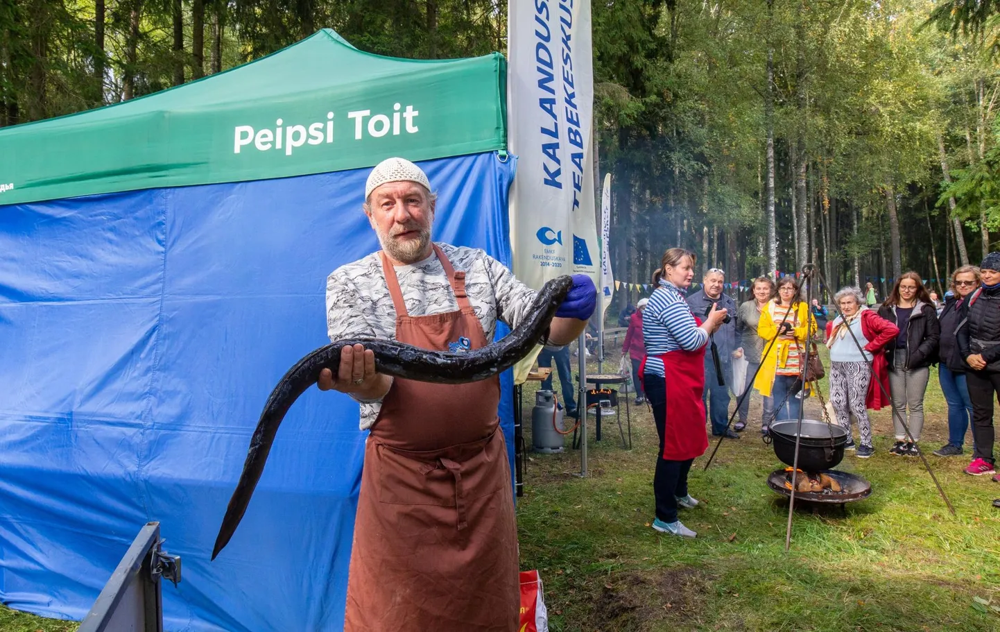 Ulgel peeti käimasoleval nädalavahetusel au sees angerjat. «Vot, see on angerjas!» näitas Tauno Laasik, kes parasjagu suures pajas angerjasupi jaoks puljongit keetis.