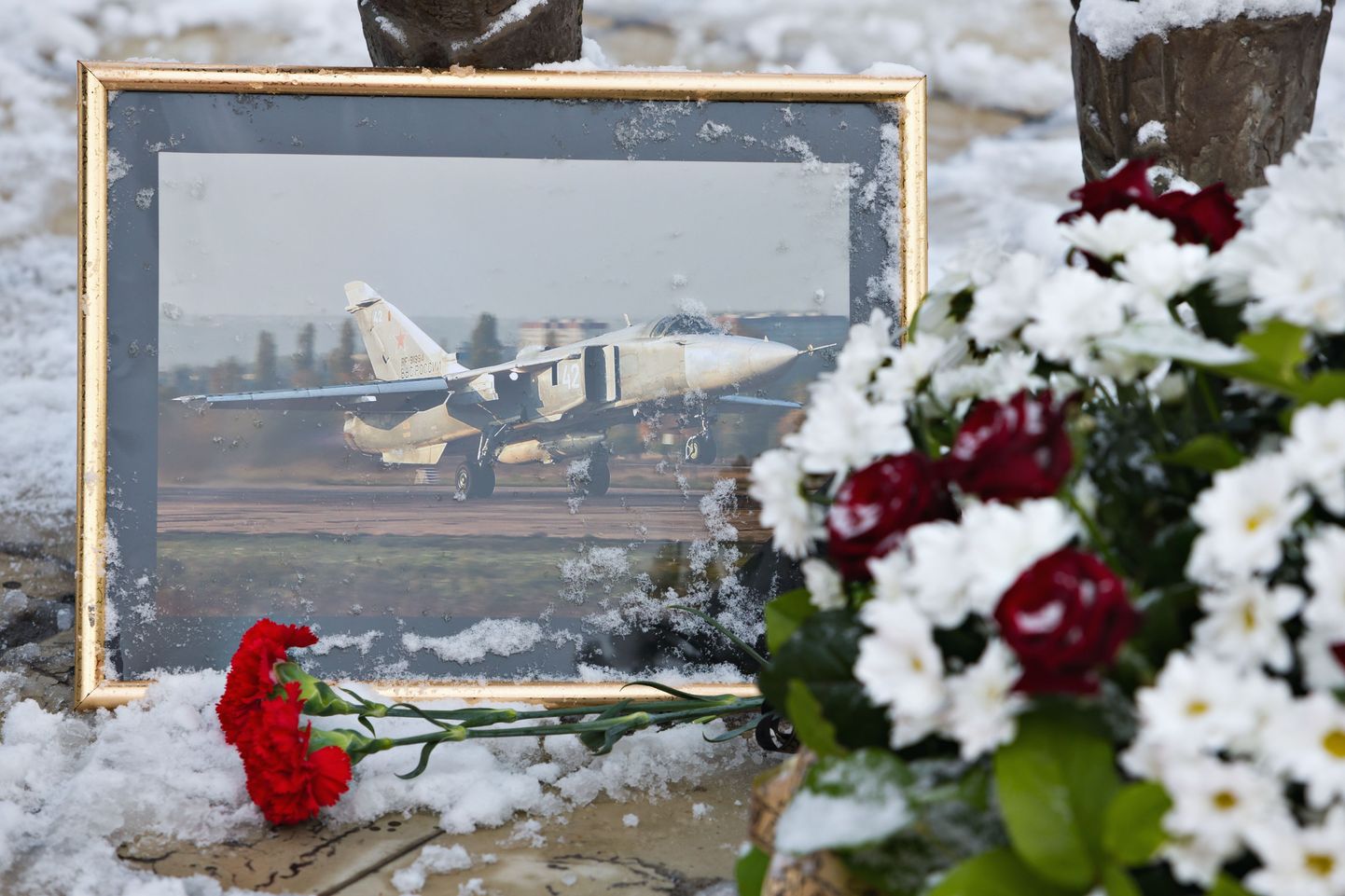 2746946 11/26/2015 Flowers laid at the monument to pilots in the center of Lipetsk in memory of Lieutenant Colonel Oleg Peshkov of the Lipetsk Air Force Center, the commander of the downed bomber Su-24. Jurij Sorokin/Sputnik