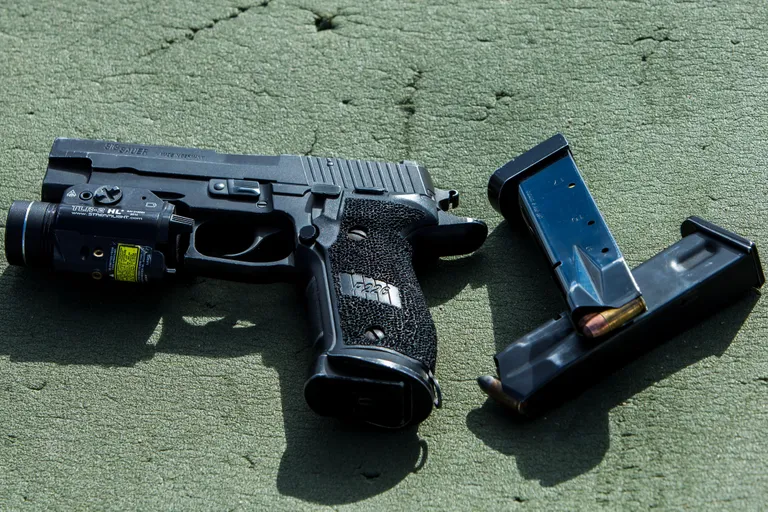 SigSauer P226: 964 grammi, 9x19 mm padrun, 20 padrunit salves, disainitud aastal 1980, lisadena küljes punatäppsihik ja taskulamp.