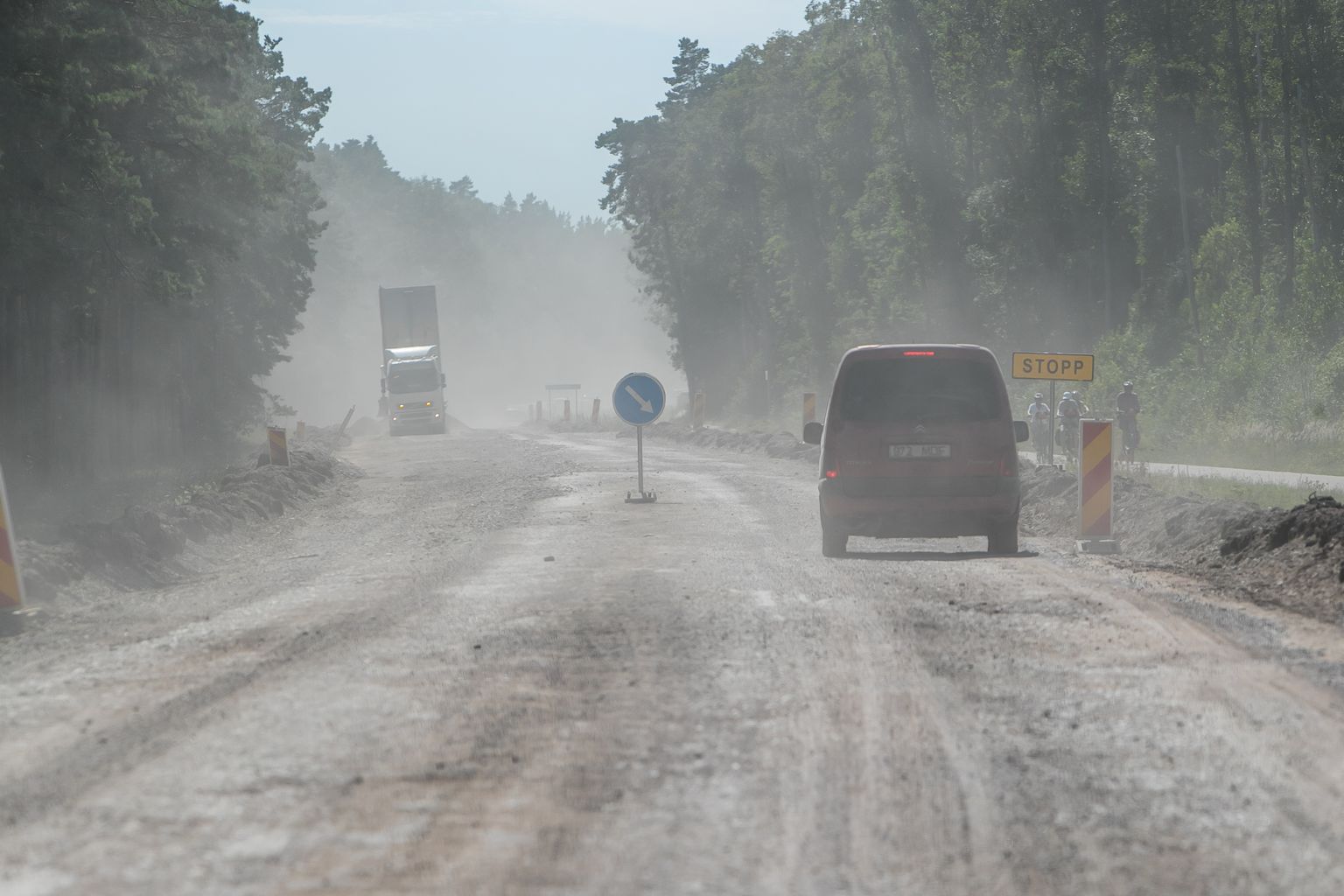 Teetöödega Sõrve maanteel kaasnevad mured tolmuga.