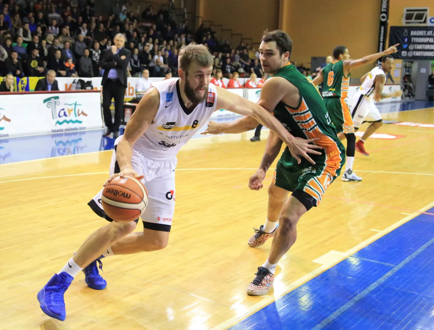 Janar Talts (valges) pallis Tartus, nüüd on ta samas klubis spordidirektor.