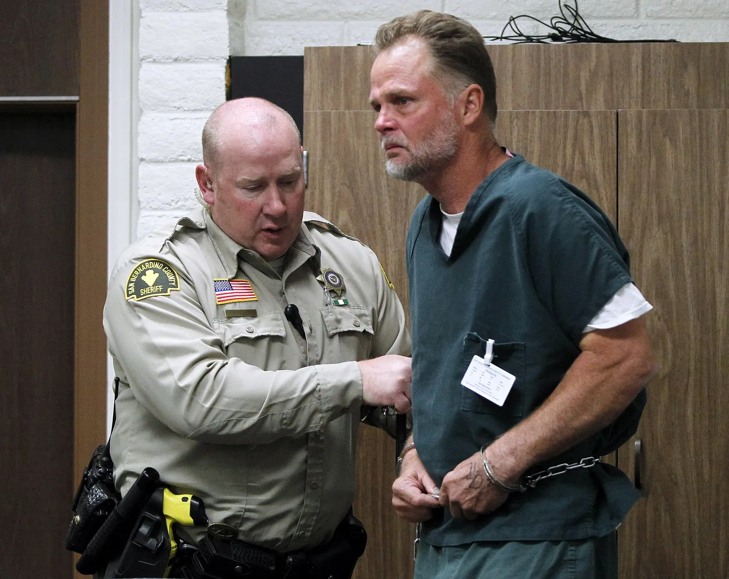 San Bernardino maakonna šerifibüroo esindaja koos kahtlusaluse Charles Merrittiga kohtusaalis 7. novembril.