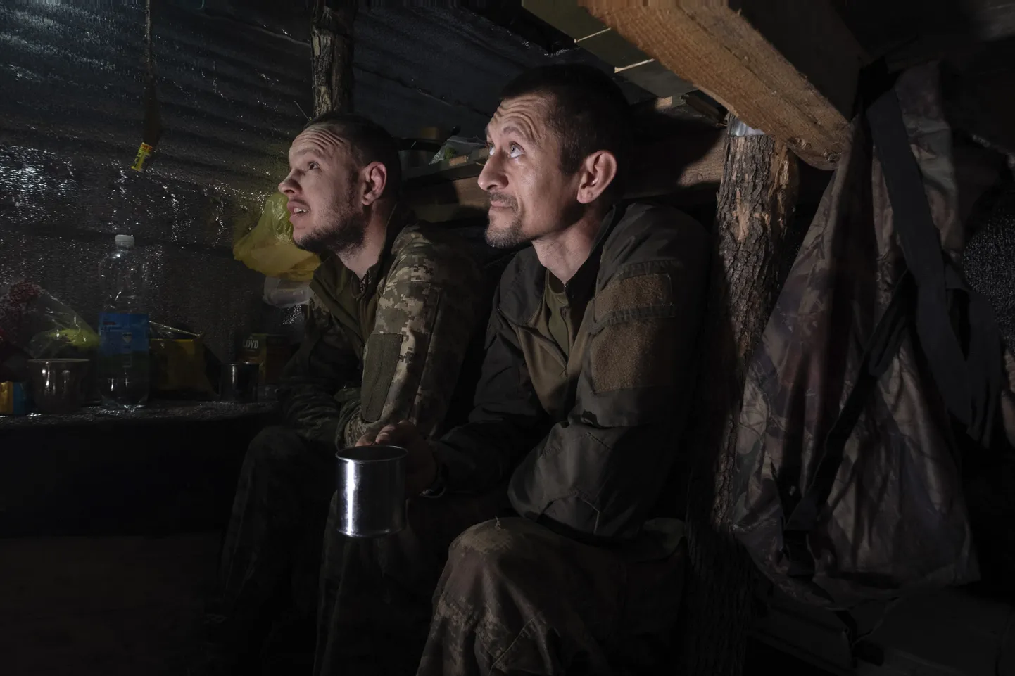 Ukraina sõjaväelased rindejoone lähedal varjendis Bahmutis.