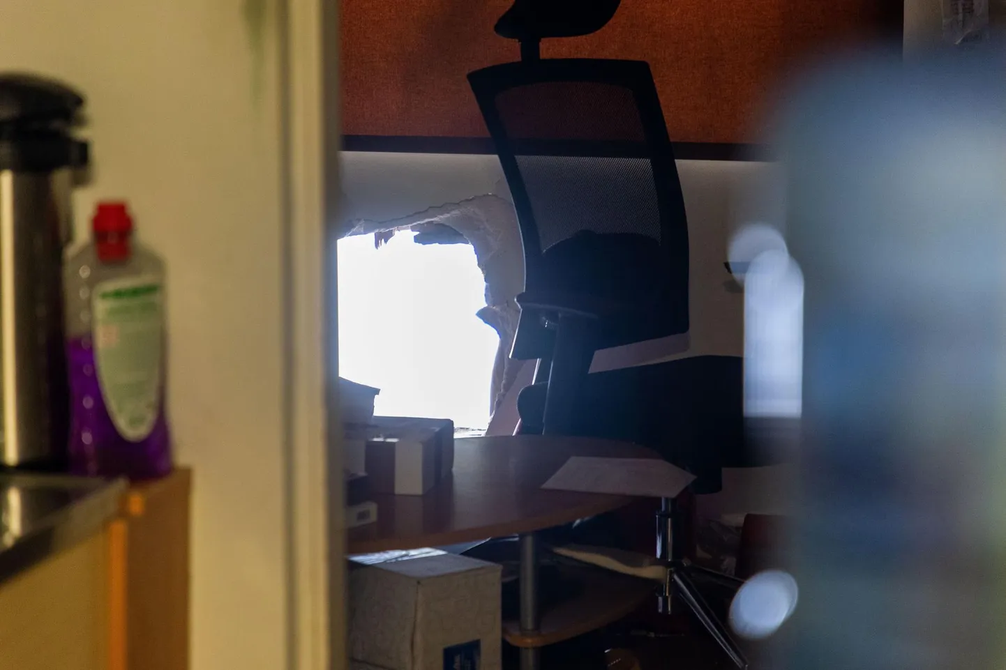 Niisugune vaade avanes Anna kaupluse kontori ossa seestpoolt. Keegi on tahtnud nii väga poodi sisse pääseda, et teda pole takistanud ei seina kattev plekk ega plokid.