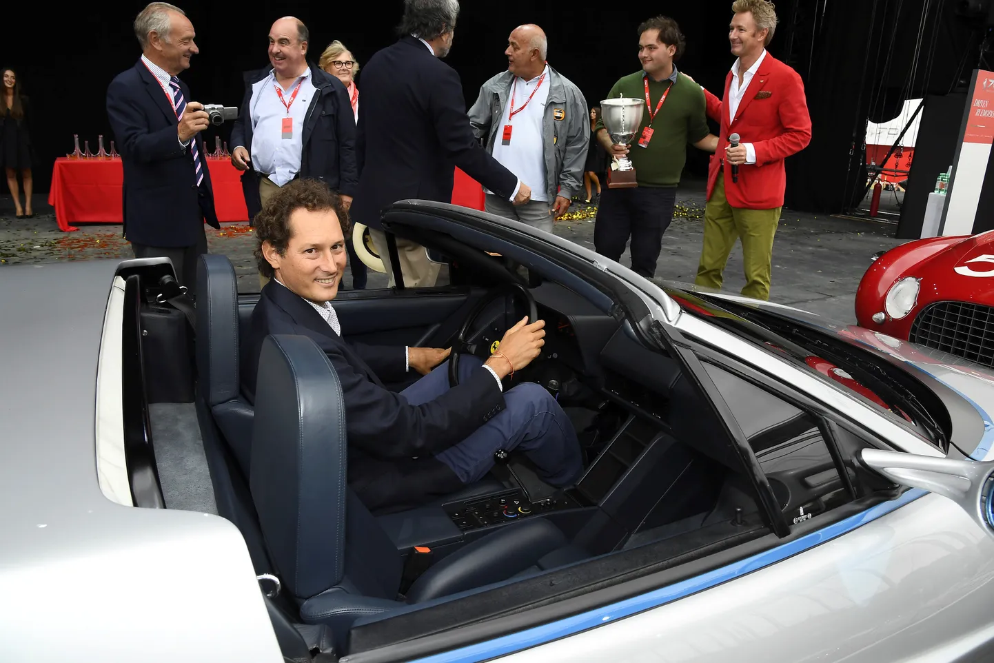 Exori tegevjuht John Elkann Ferrari roolis.