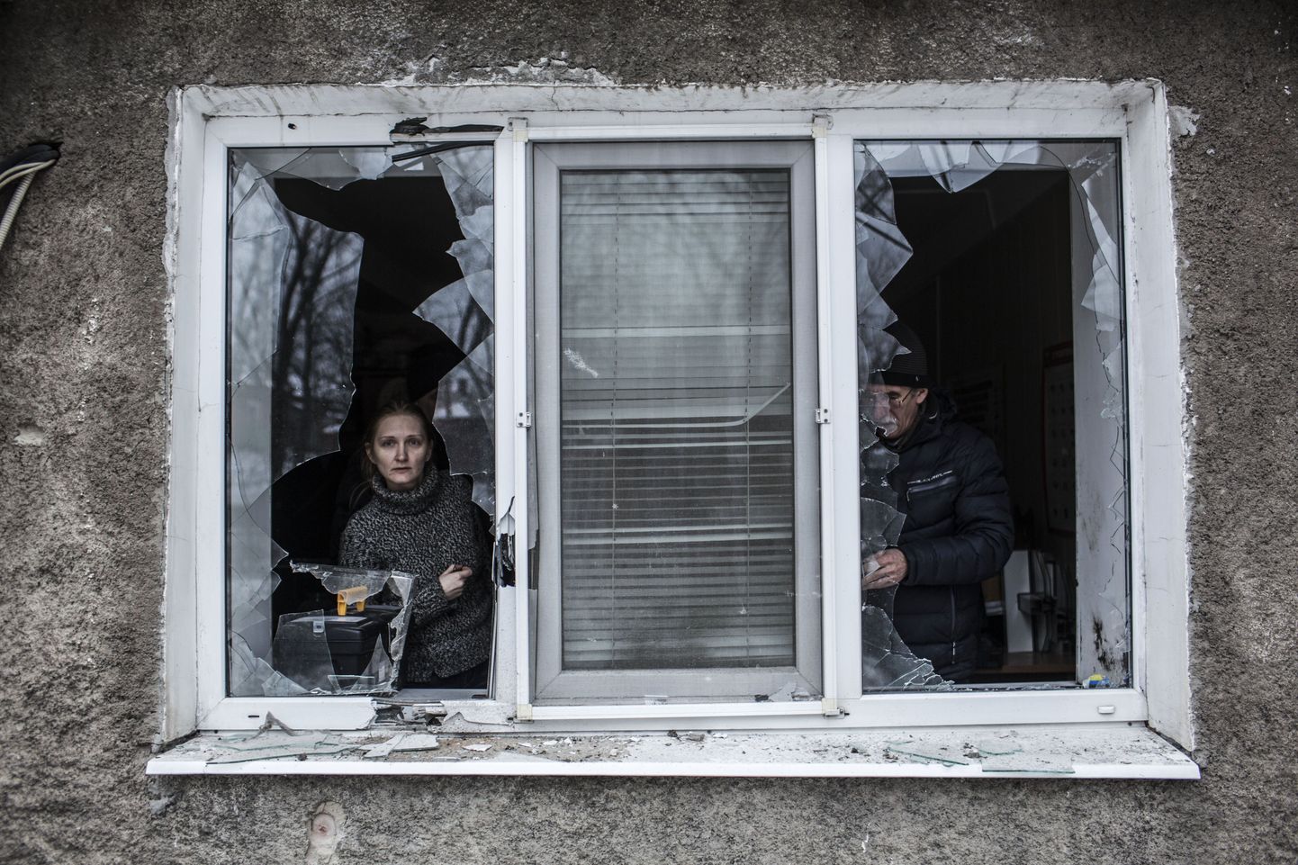 Donetski elanikud purustusi saanud majas.