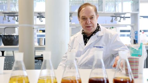 Professor tutvustab Palmses ravimtaimi