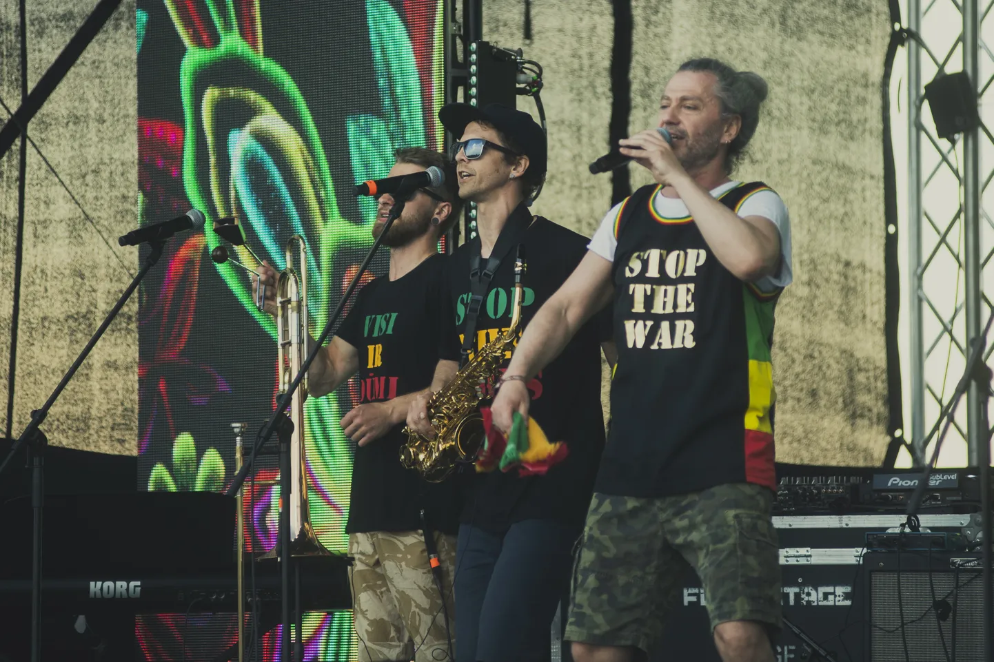 Foto: Uz lielveikala jumta koncertu sniedz grupa "Riga Reggae"