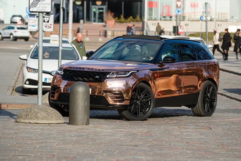 Range Rover, обтянутый пленкой цвета розовое золото, в Таллинне.