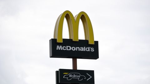 VIDEO ⟩ Öine kähmlus vanalinnas: vene noormehed pidasid McDonald’si juures rusikavõitlust