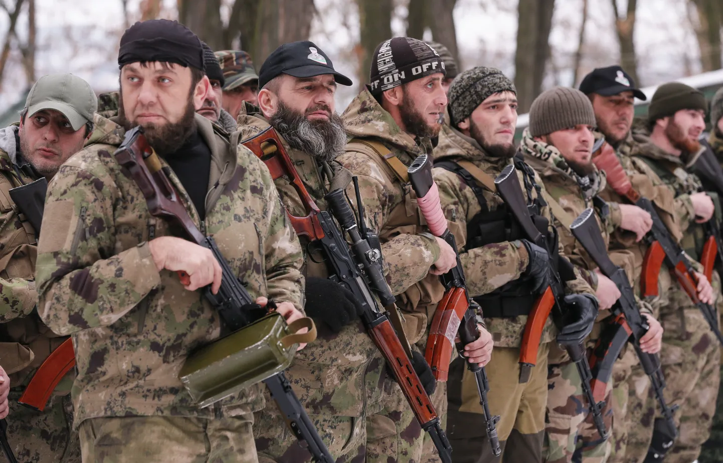 Venemeelsete separatistide kõrval võitlevad tšetšeenid. Tšetšeene võitleb ka Ukraina valitsusvägede ridades.