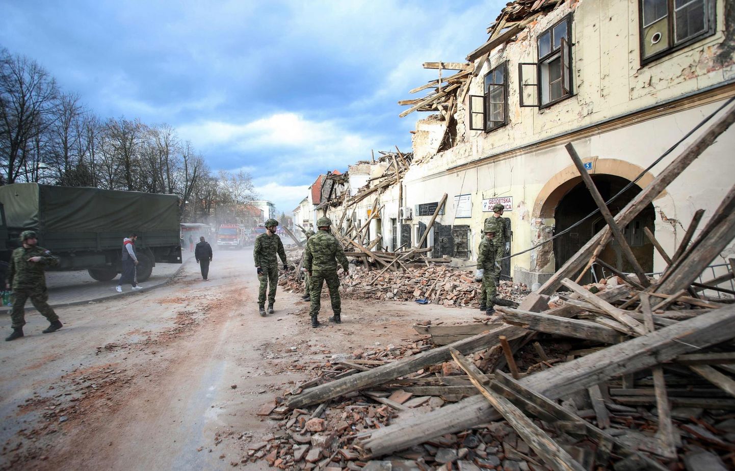 Horvaatia armee sõdurid rusude juures maavärina küüsi jäänud Petrinja linnas.