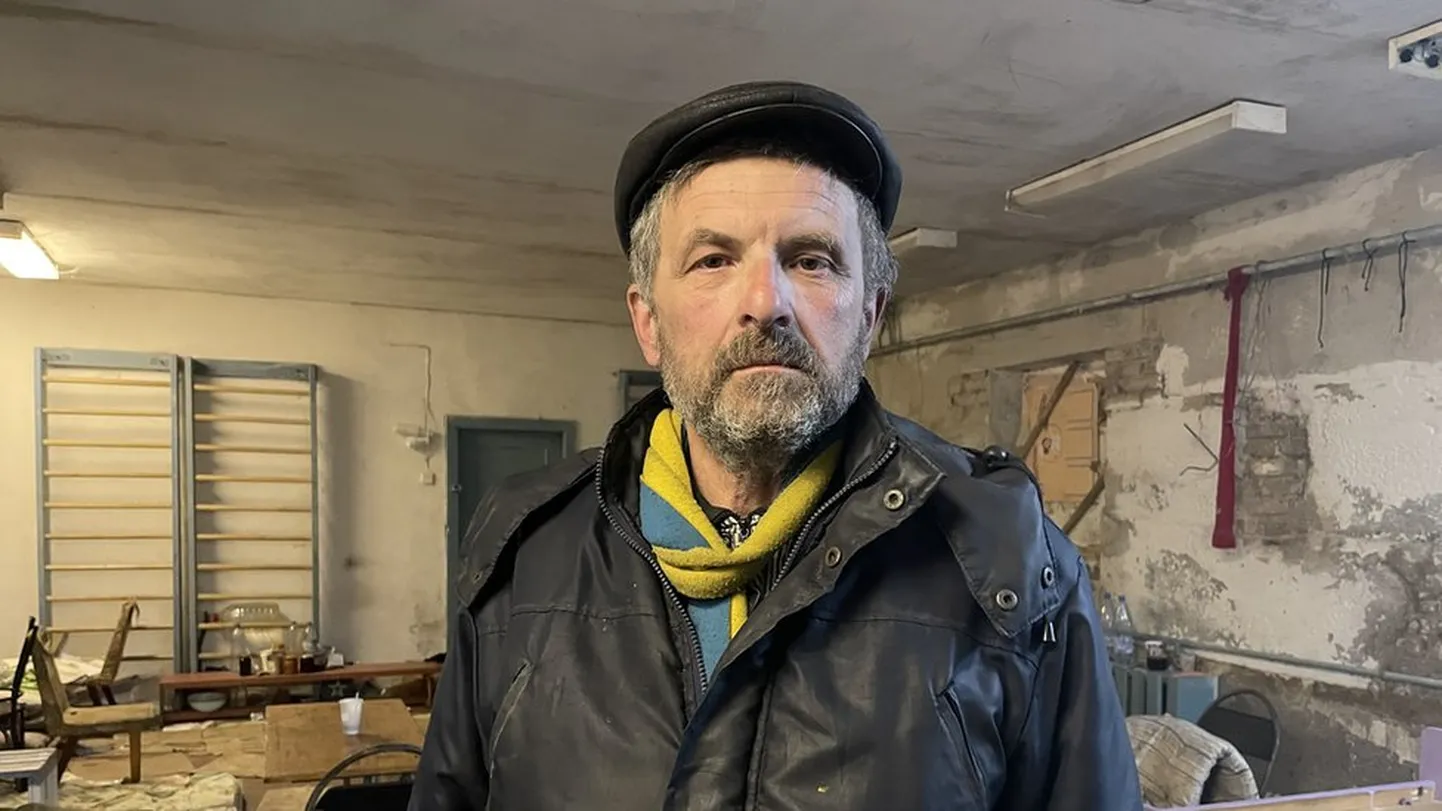 Николай Климчук провел месяц в подвале. Спал он стоя, привязывая себя к шведской стенке (на заднем плане)