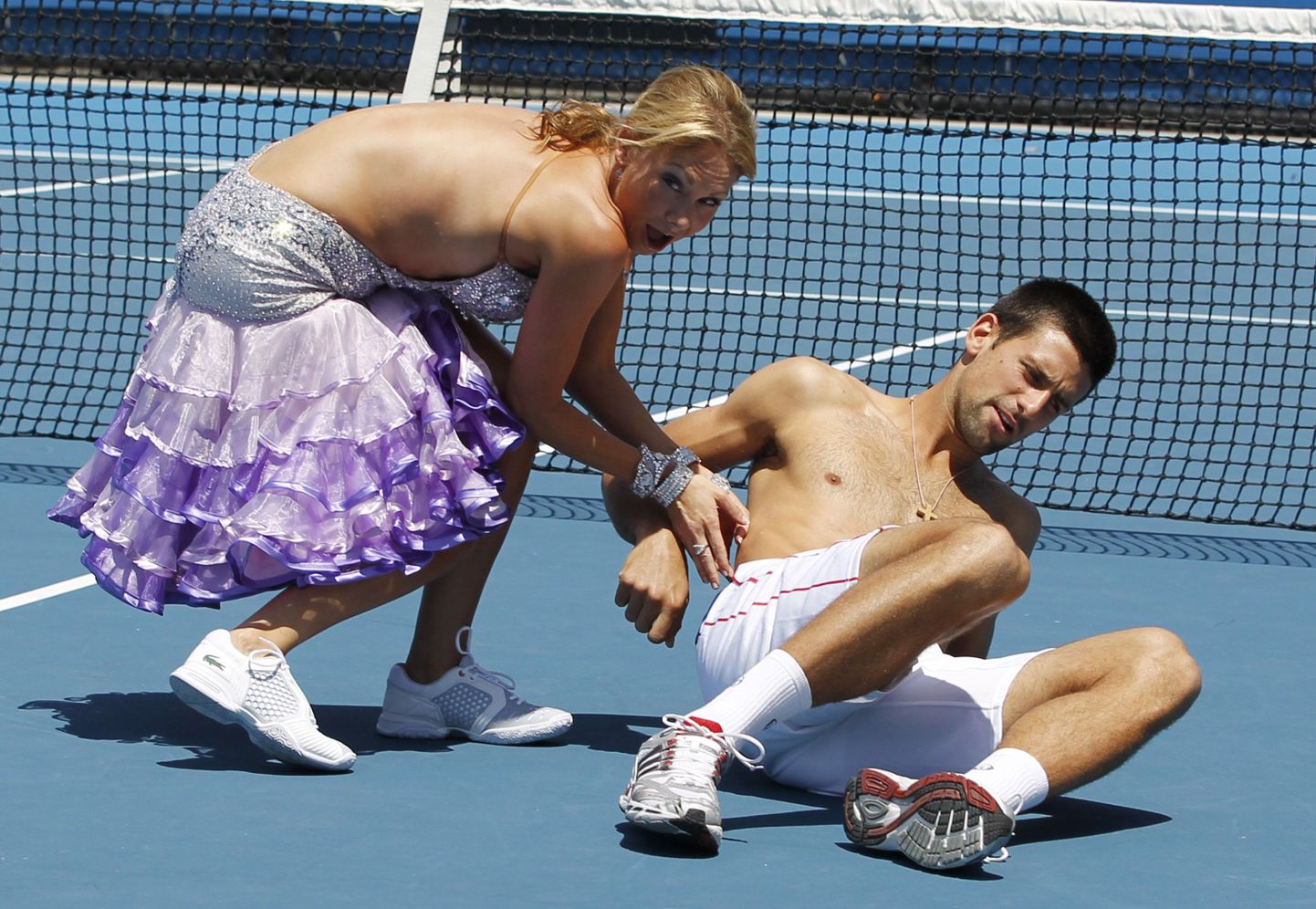 Kym Johnson (vasakul) Austraalia lahtiste tenniseväljakul Novak Djokovicile tantsusamme õpetamas.