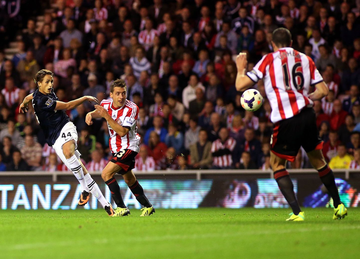 18-aastane Adnan Januzaj (mustas) lõi Sunderlandile kaks väravat