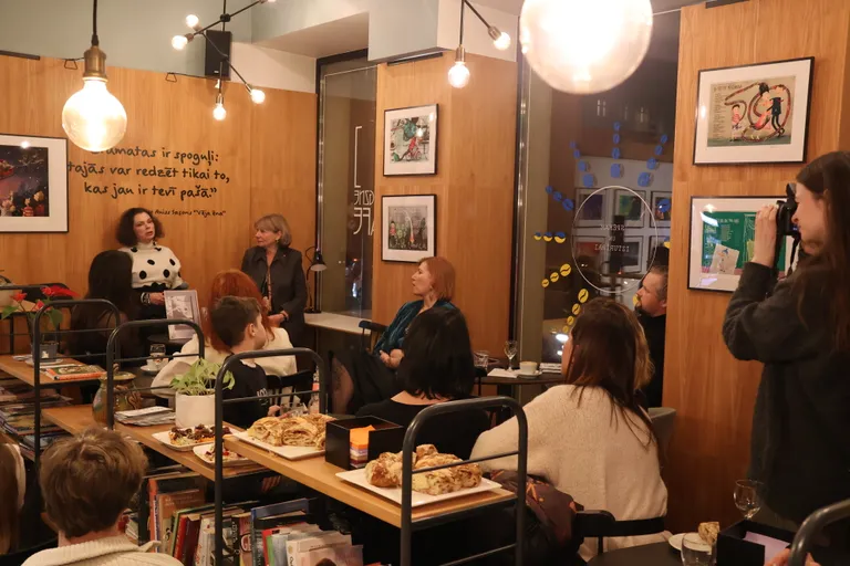 Grāmatas saviesīgā atvēršana "Zvaigzne Cafe".