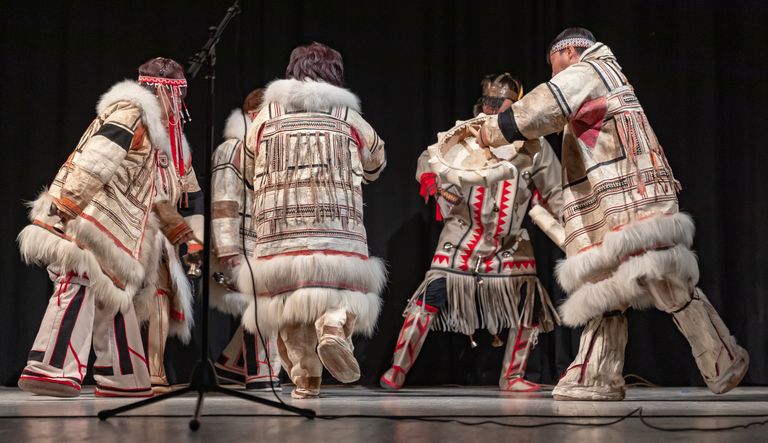 Taimõrilt pärit nganassaanide folkloorirühm Virmalised esinemas 2018. aastal Helsingis peetud festivalil.