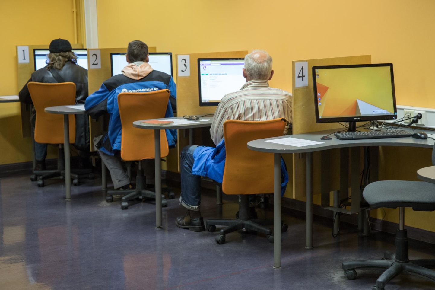 Viljandi avaliku internetipunkti seitse arvutit on raamatukogu esimesel korrusel. Võimalik, et seda saali tahab endale linnavalitsus.