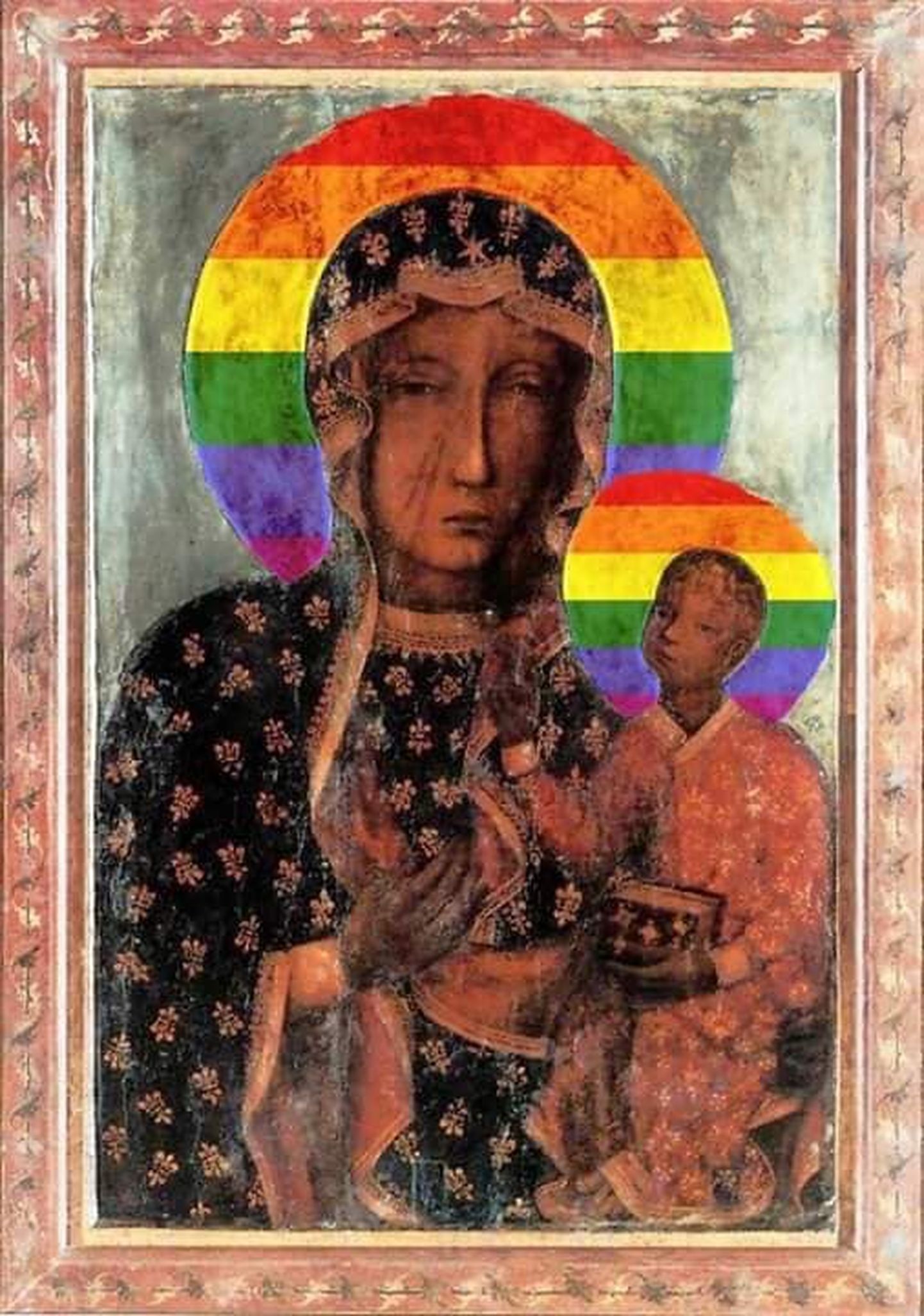 Plakatid, kus kuulsa Częstochowa Musta Madonna pühasära oli maalitud vikerkaarevärvidesse, ilmusid Płocki tänavatele aprillis.
