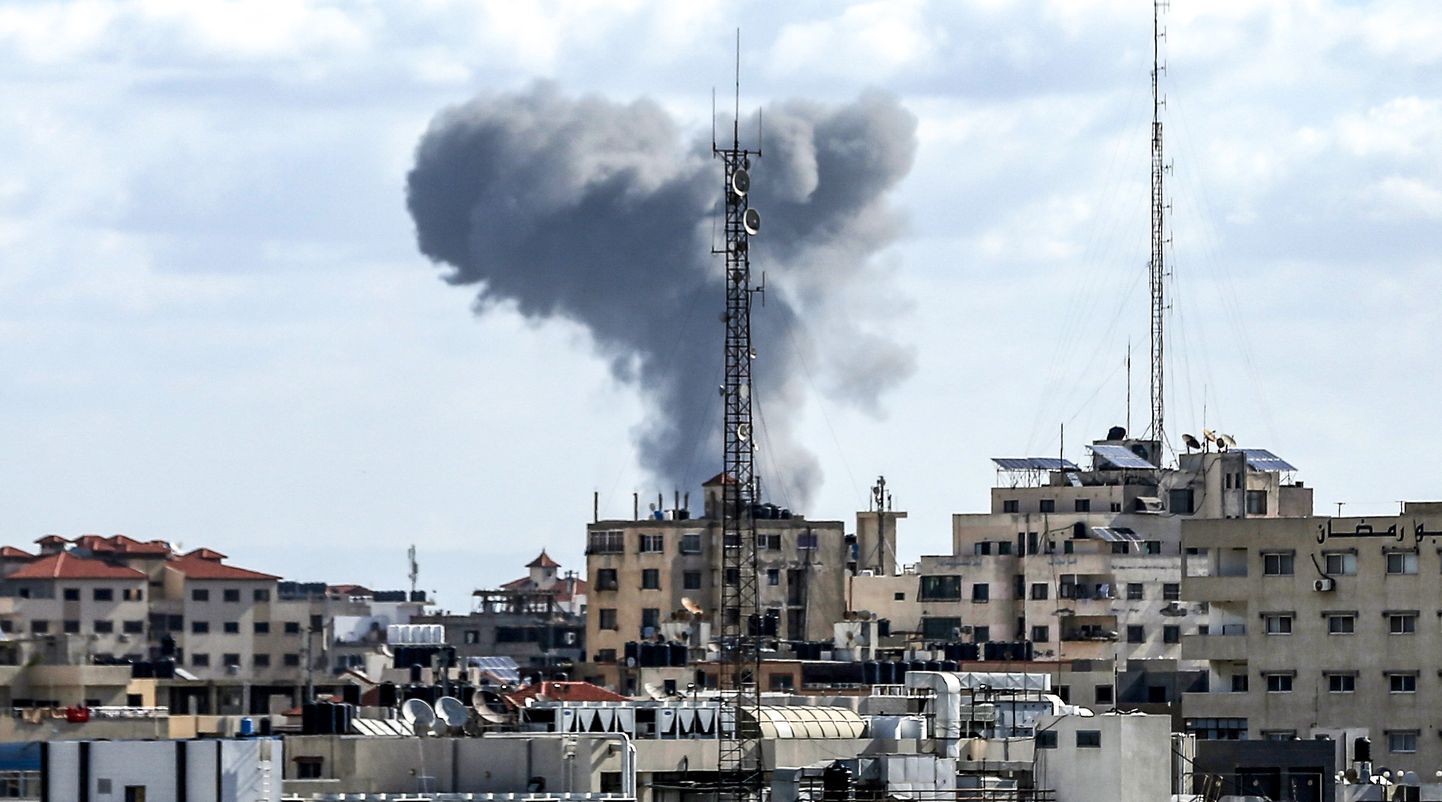Dūmi virs Izraēlas bombardētās Gazas joslas