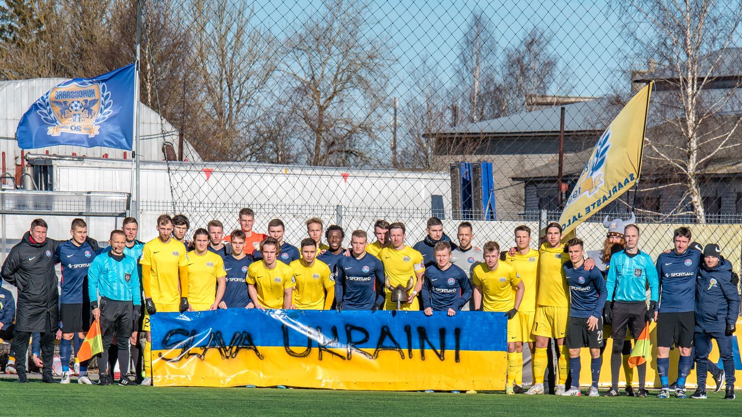 Narva Transi ja FC Kuressaare mängijad tegid enne kohtumise algust ühise pildi koos Ukraina lipuvärvides plakatiga "Slava Ukraini".