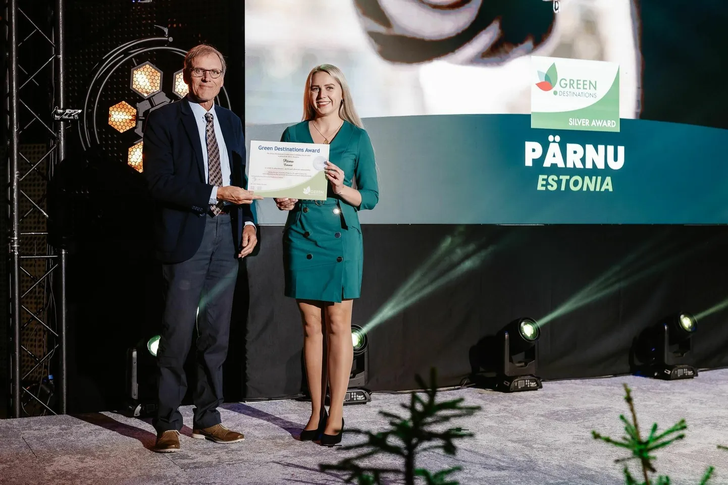 Pärnu linnavalitsuse arenguosakonna turismiarenduse peaspetsialistile Silva Koemetsale andis tunnustuse üle Green Destinationsi asutaja ja president Albert Salman.