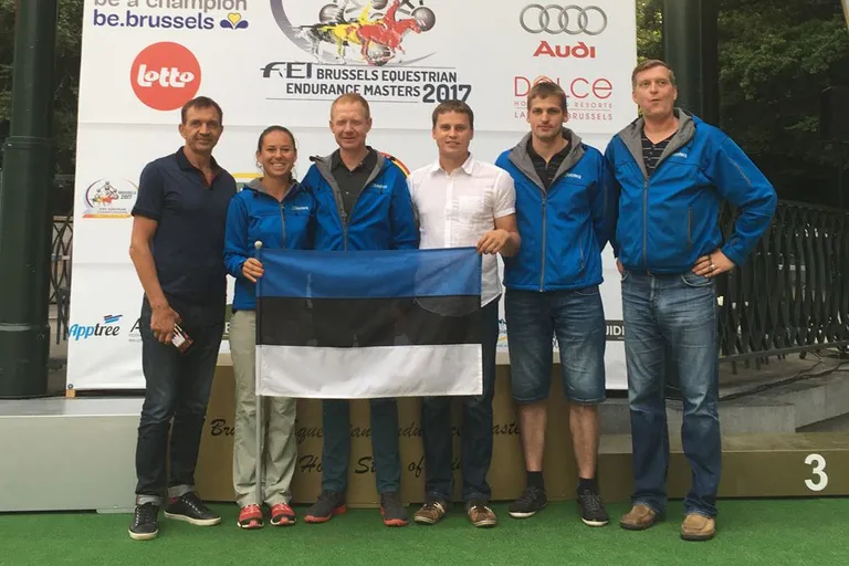 Eesti tiim kestvusratsutamise EM-i avatseremoonial. Vasakult: Urmas Sõõrumaa, gruum Hedi Laigar, Heigo Rohtla, abilised Siim Kroon ja Kaido Koemets, massöör Marius Unt.