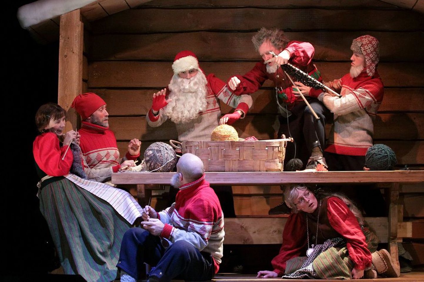 Päkapikud nukuteatri etenduses «12 kinki jõuluvanale» jõuludeks valmistumas.